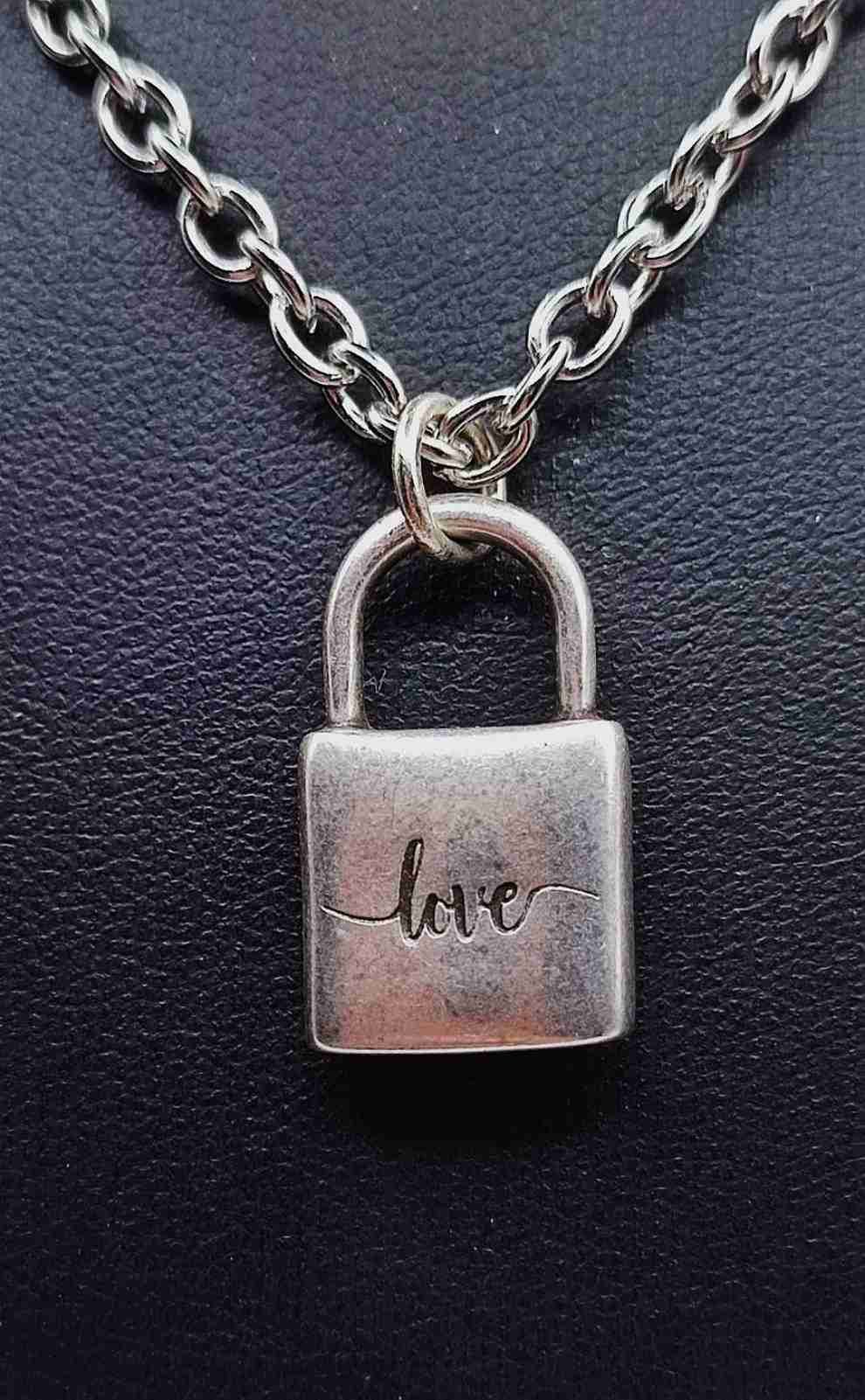 NECKLACE WITH PADLOCK (LOVE)1